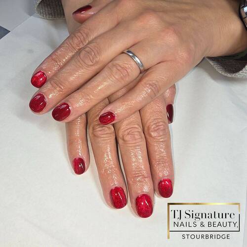 Ruby Red Cat-Eye A classic festive red with a luminous cat-eye shimmer — simple, glossy and super elegant.