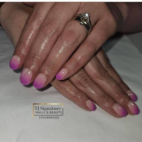 Another beautiful ombre using the Gelish 'Put it in Neutral' as the base with Gelish 'Purple Neon' cream Palette for the design 💜