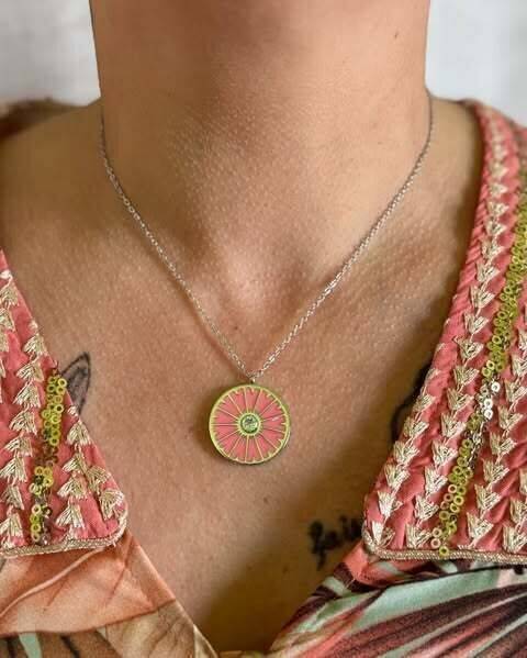  Collier en acier argenté , roue rose.