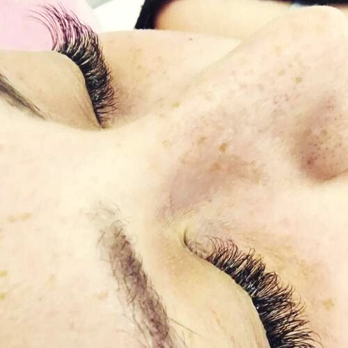 A lighter hybrid lash set, designed to add a little length and to fill out sparse, natural lashes
