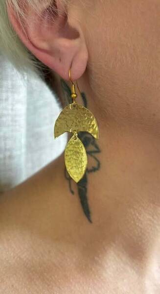 Boucles d\'oreilles doré martelées fabrication artisanale.