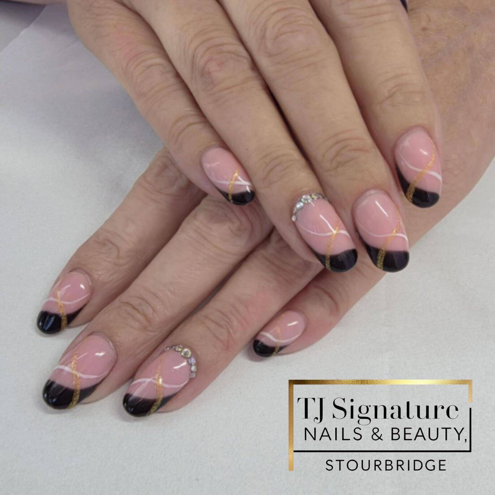 ✨ Elegant meets edgy ✨ Classic black tips with a touch of gold and crystal detail – the perfect nails for evening glam or a special occasion. 💅