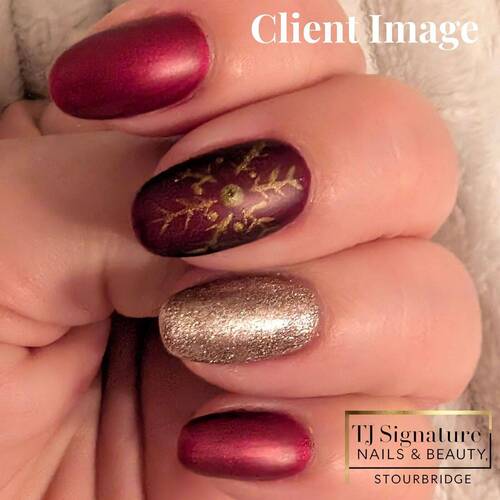 Berry & Gold Christmas Nails A glossy berry blend with festive gold accents and hand-painted detail — a chic seasonal look.