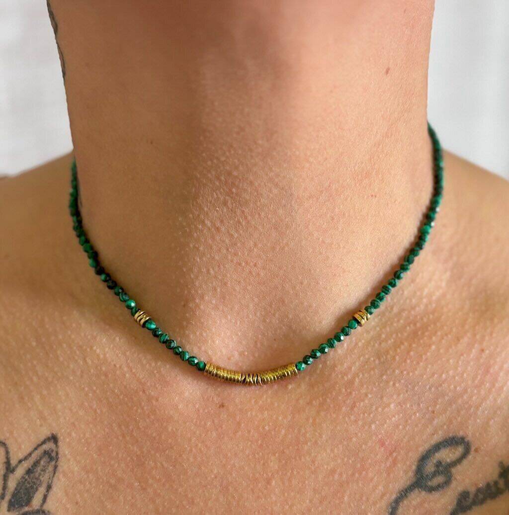 Collier court en acier pierres naturelles en malachite .