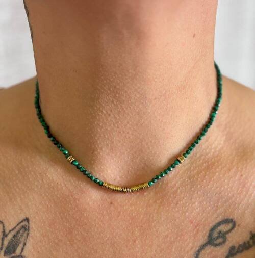 Collier court en acier pierres naturelles en malachite .