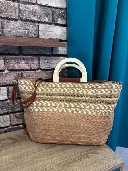 Sac en paille avec imprimé et manche en bois