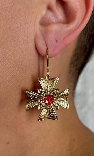 Boucles d\'oreilles croix de malta rouge