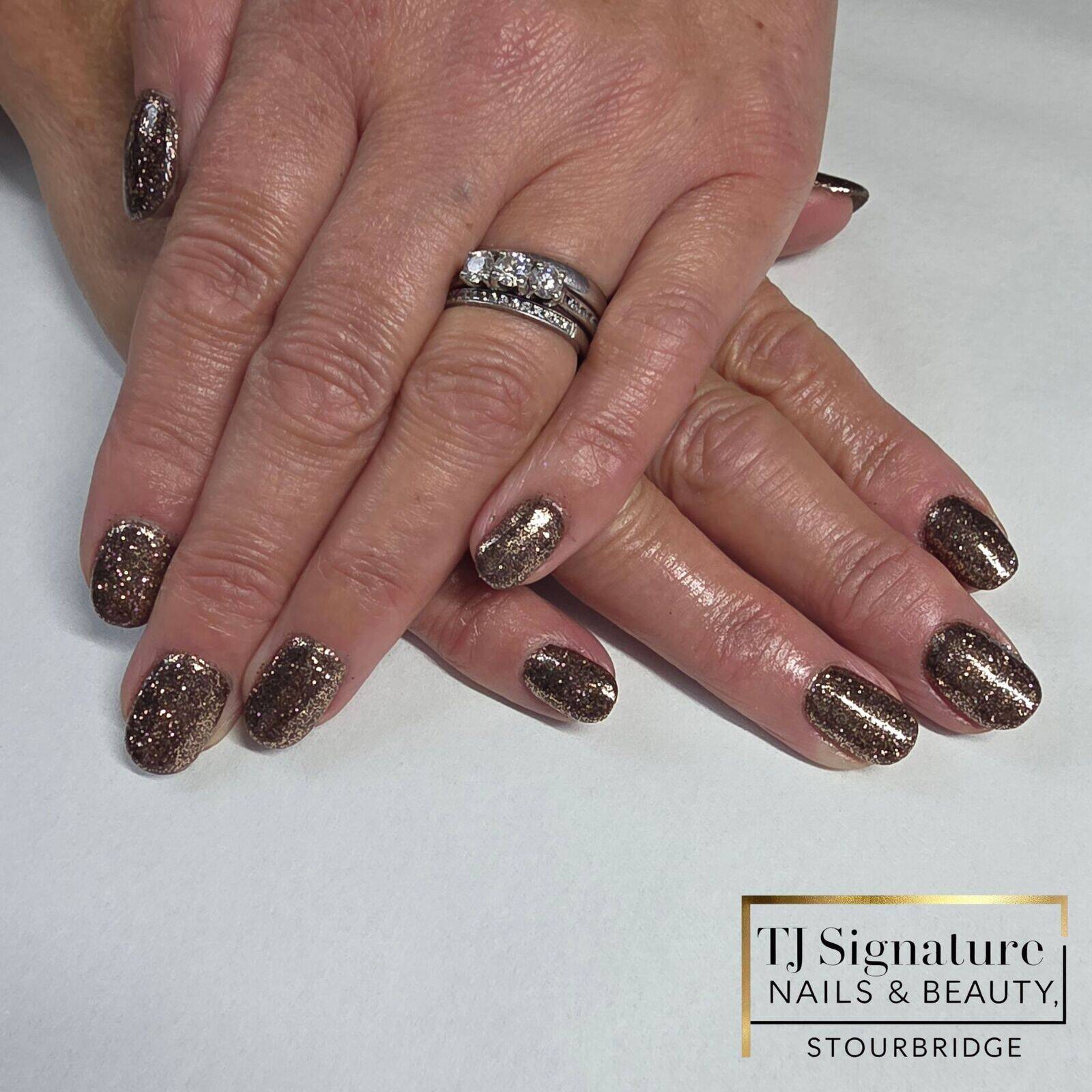 ✨ Rich bronze glitter with a beautiful golden glow — warm, sparkly, and perfect for the season.