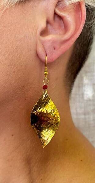 Boucles d\'oreilles doré martelées fabrication artisanale.