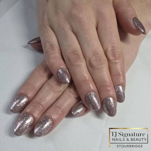 ✨ Gelbond extensions with a little sparkle ✨ Elegant almond shape with a rose-gold glitter finish — just the right amount of glam for a special wedding. 💅✨
