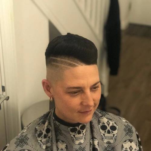 ✂️#barbergirl #freshtrim #foilfade #latenightcut @thompo31