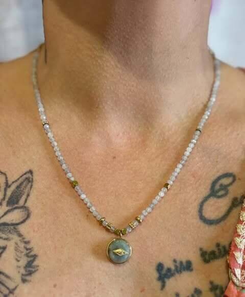 Collier en acier en pierres naturelles étoile en quartz gris.