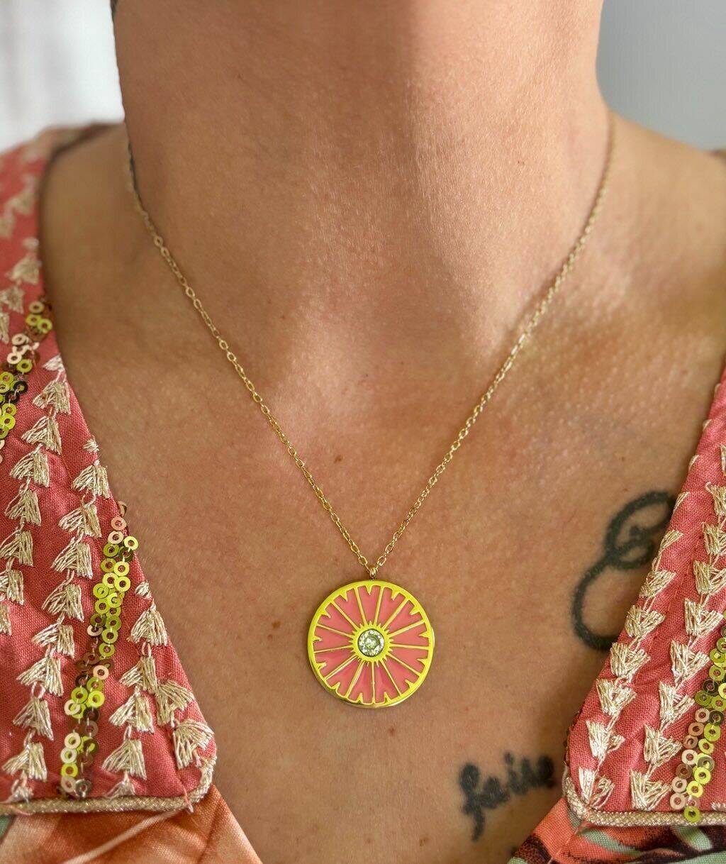  Collier en acier doré , roue rose.