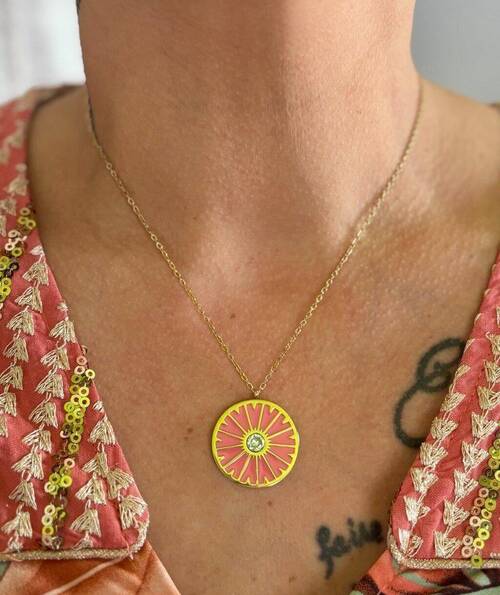  Collier en acier doré , roue rose.