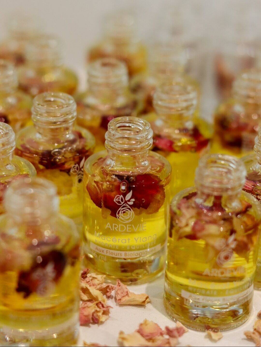 De jolies pétales de Rose dans l'Huile Visage Ylang régulatrice des peaux mixtes à grasses