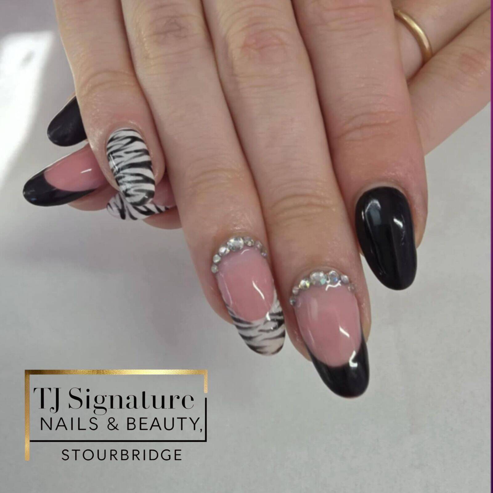🐾 Wild & Glam 🐾 Zebra print meets glossy black with sparkling crystal accents – nails that roar with style and elegance. ✨💅