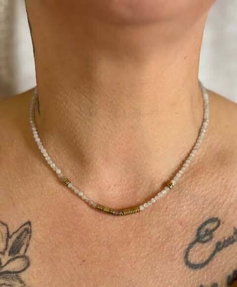 Collier court en acier pierres naturelles en quartz gris .