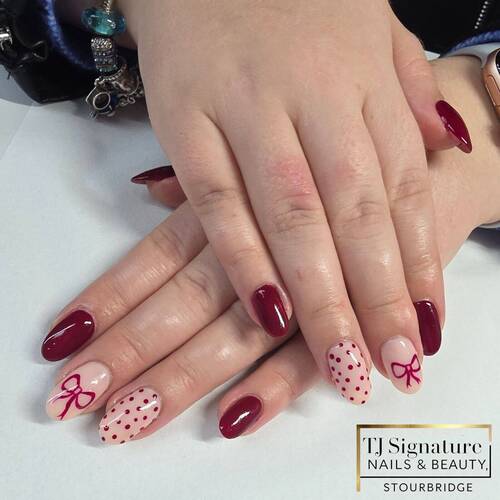 Classic red tones with subtle bow and polka-dot accents — elegant with a touch of fun. 🎀