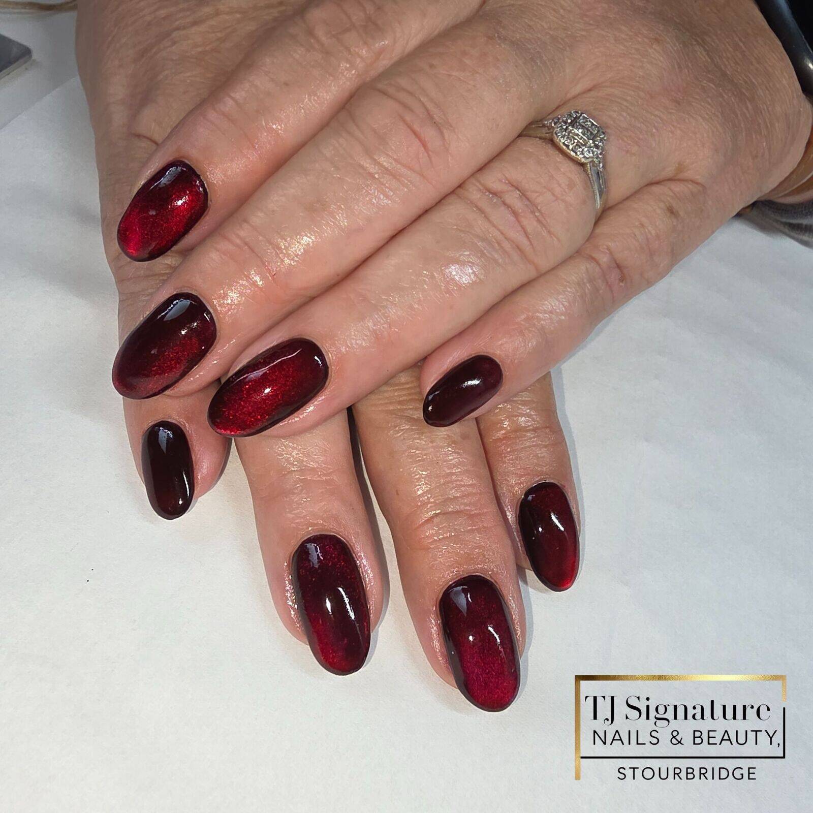 Rich, glossy red with a magnetic cat-eye glow ✨