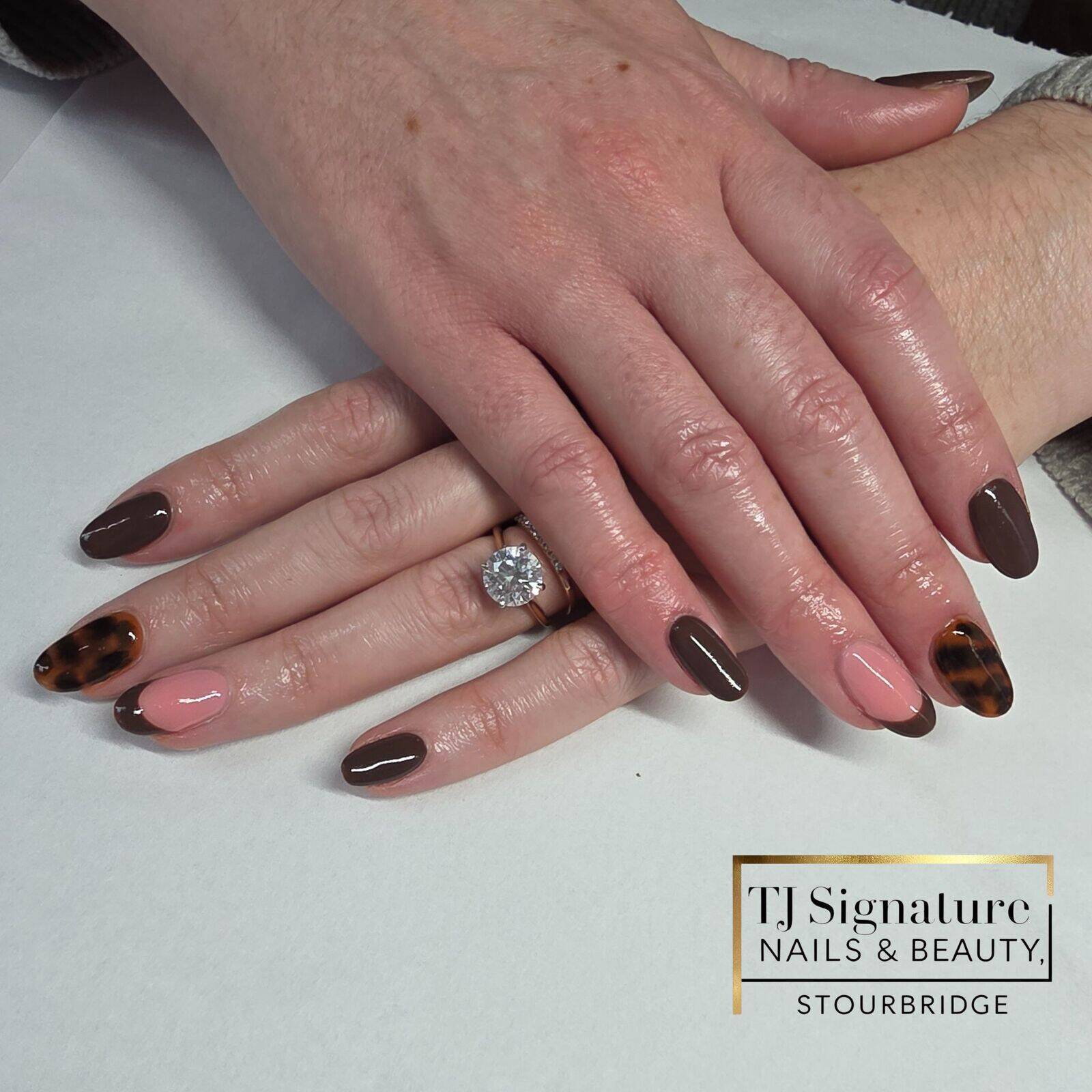 Soft nude builder gel base with glossy brown details and luxe tortie accents — a simple, elegant autumn look.