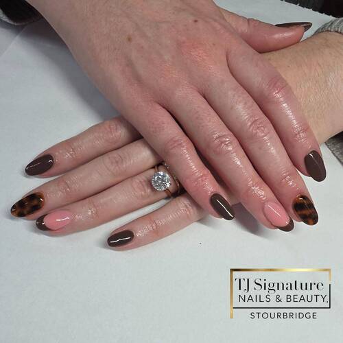 Soft nude builder gel base with glossy brown details and luxe tortie accents — a simple, elegant autumn look.