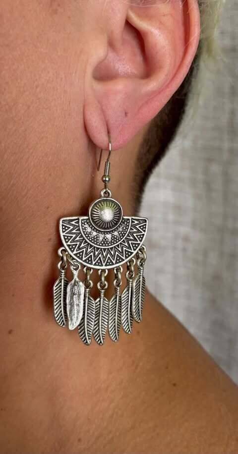 Boucles d\'oreilles argenté fabrication artisanale.