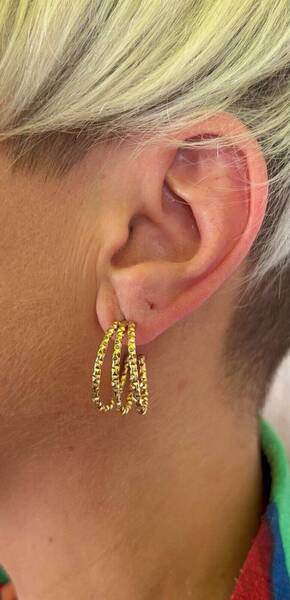 Boucles d\'oreilles doré à anneaux triples texture