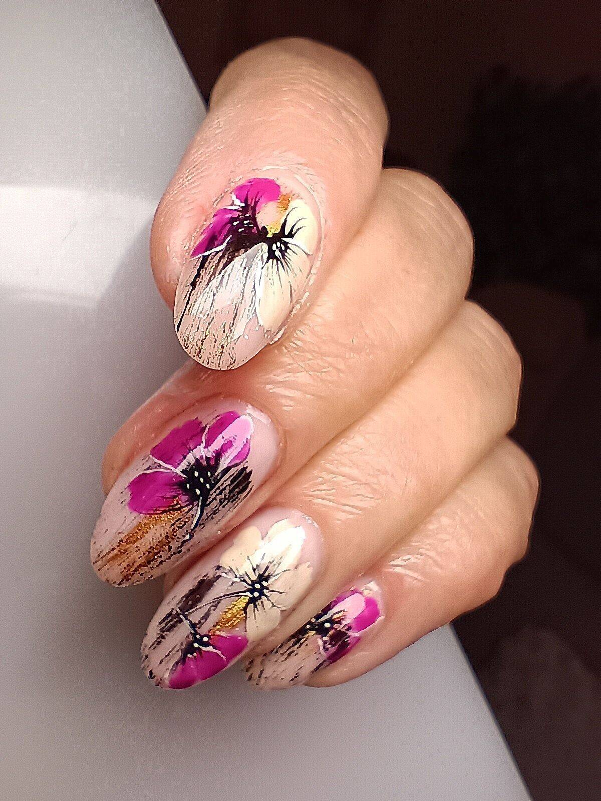 Remplissage et nail art à main levée 