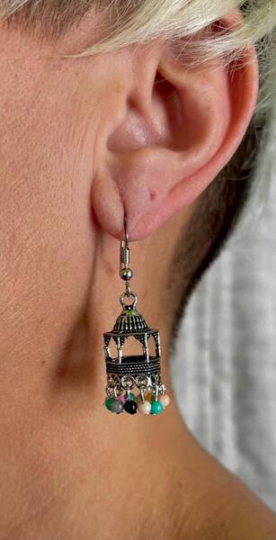 Boucles d\'oreilles argenté fabrication artisanale.