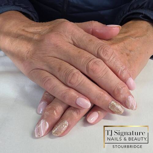 A soft pink base paired with gold glitter accents and delicate line detailing — a clean, stylish look with a touch of glamour.