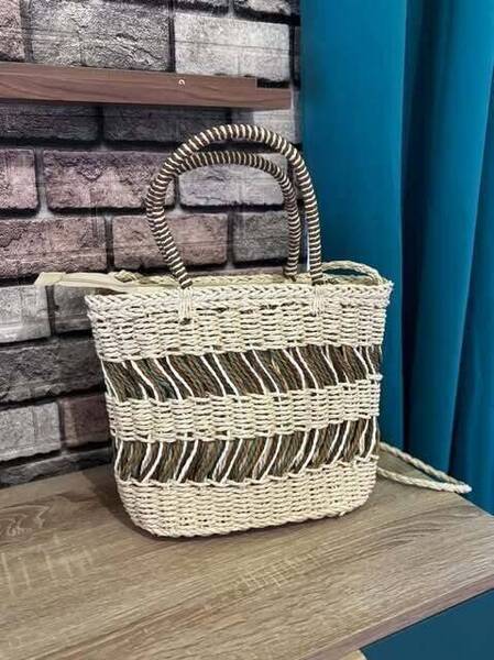 Panier en raphia différencié et multicolore 