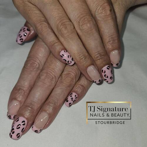 This manicure has a chic pink base with playful leopard print accents, giving it a fun yet elegant vibe. Fierce and fabulous! Using Gelish 'Pink Smoothie' 