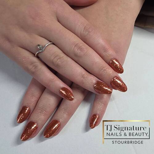 Copper Autumn Sparkle – a rich, glowing glitter perfect for the cosy season with a flawless, long-lasting finish. ✨