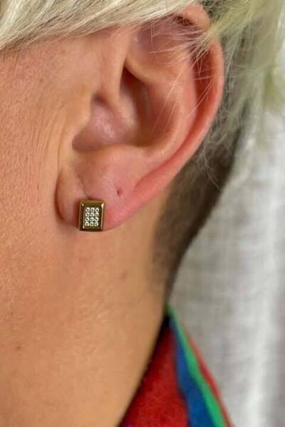 Boucles d\'oreilles doré rectangulaires en acier avec zircons