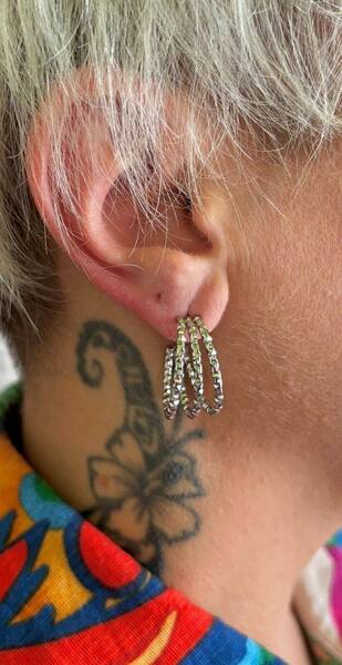 Boucles d\'oreilles argenté à anneaux triples texture 