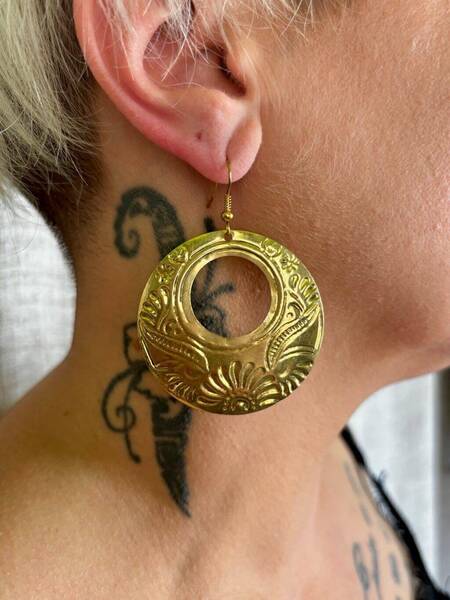 Boucles d\'oreilles doré martelées