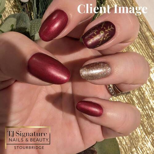 Berry & Gold Christmas Nails A glossy berry blend with festive gold accents and hand-painted detail — a chic seasonal look.