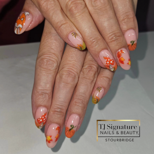 Foxes, pumpkins & falling leaves – autumn captured in nail art.