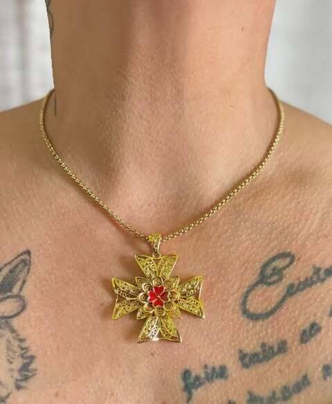 Collier croix rouge