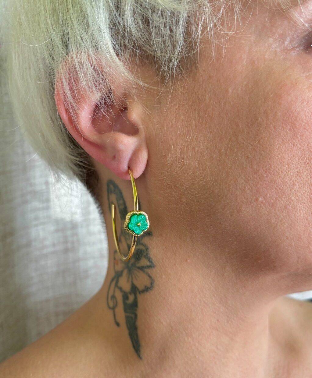 Anneaux en acier fin fleur verte 