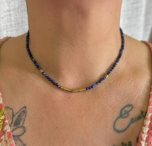 Collier court en acier pierres naturelles en lapis lazuli .