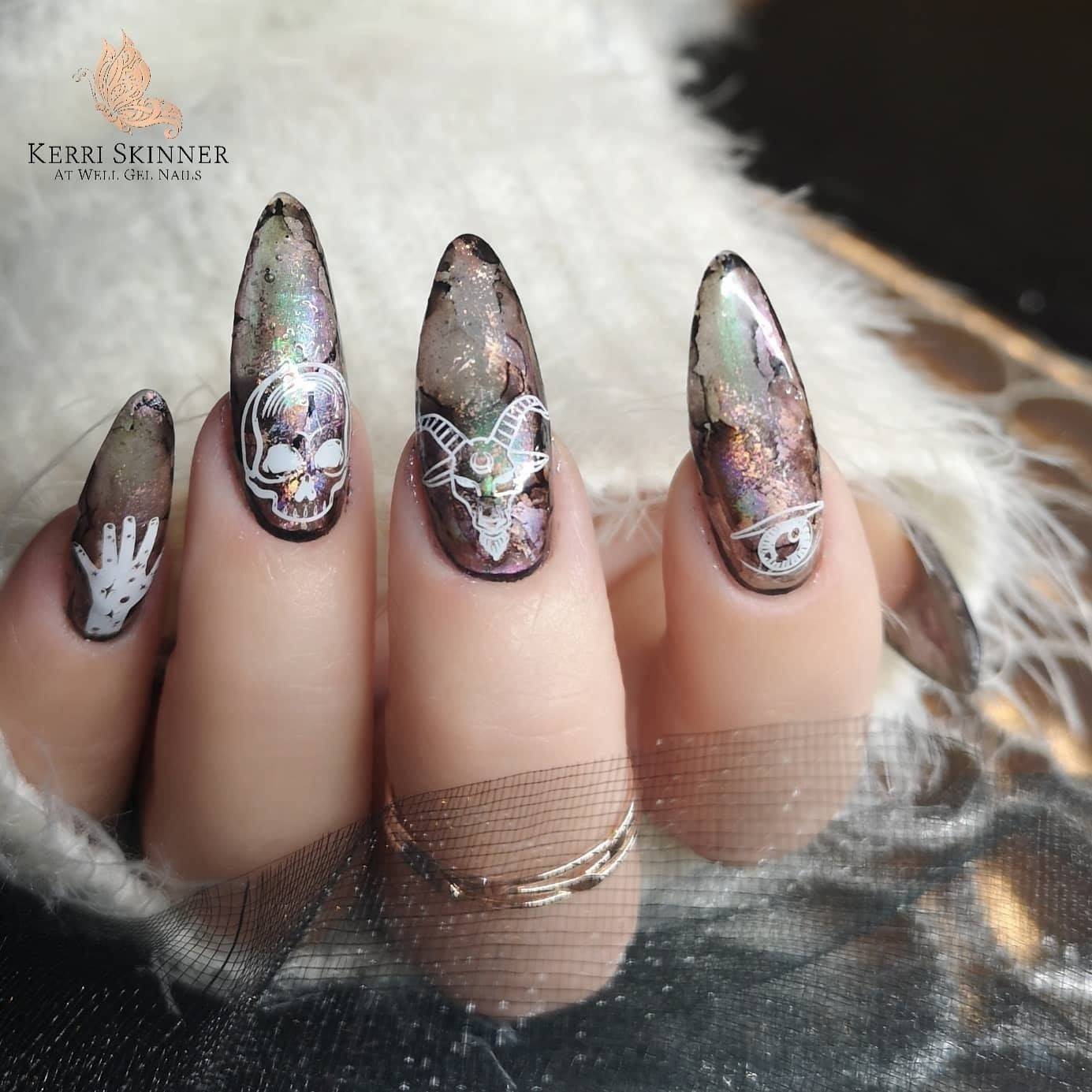 Happy Halloween everyone 🦇

Hope you guys  have a fab day 

Hard gel sculpted extensions using Lisa kon hard gel and some chrome's, and my new awesome stamping plate 