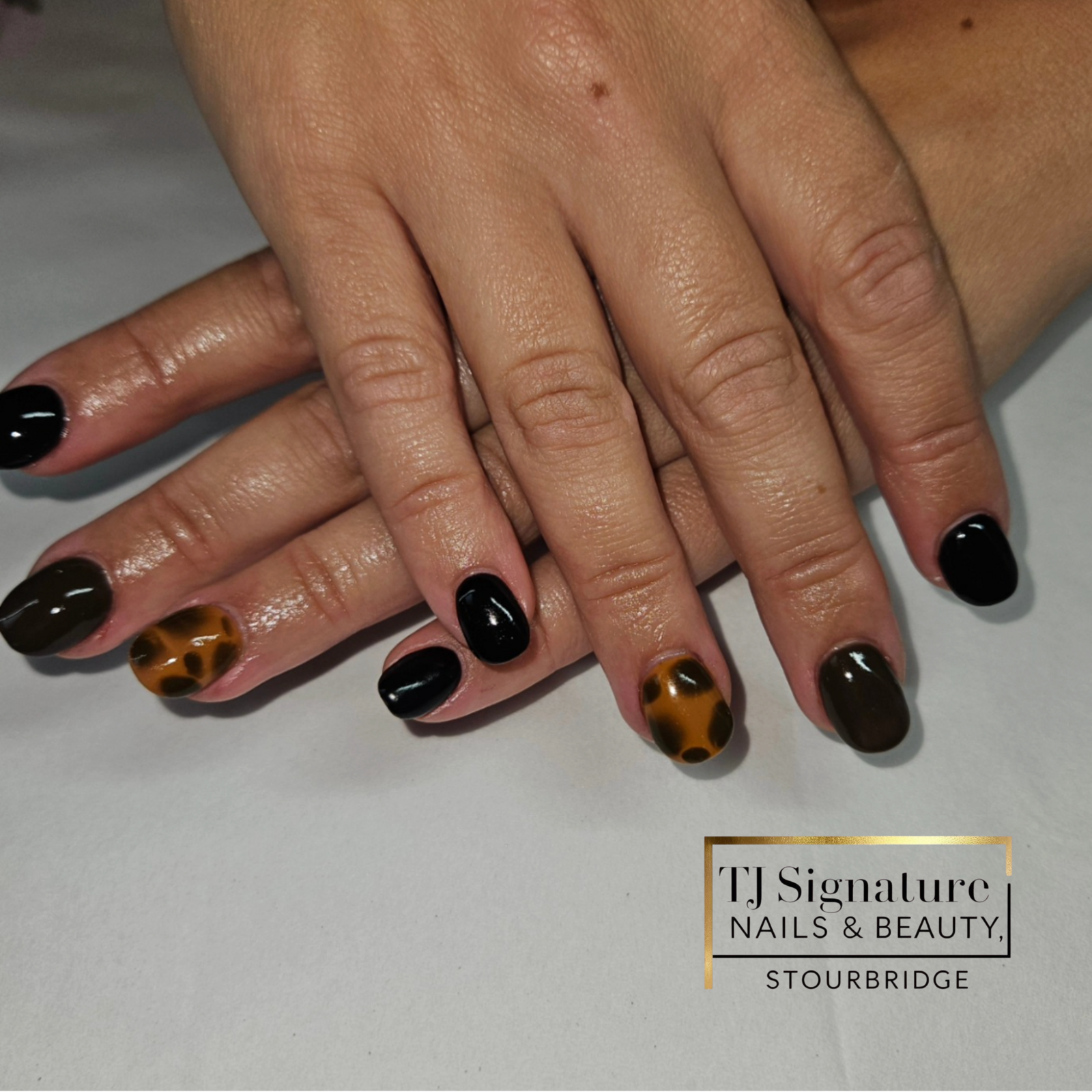 Autumn sophistication at your fingertips – rich tones with tortoiseshell detail.