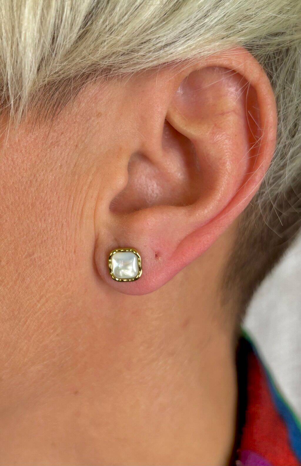 Boucles d’oreilles en acier carré texture